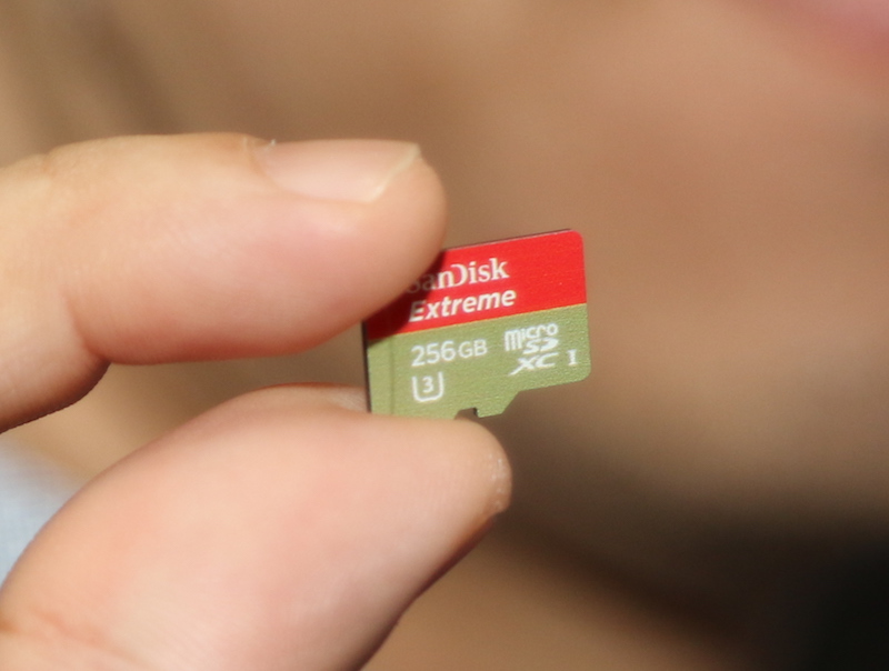 SanDisk 在這次 MWCS 大會上發表了擁有 256 GB 超大容量的 MicroSD 記憶卡