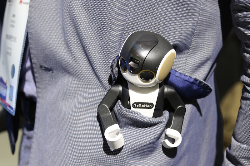 大小可以讓 Robohon 待在西裝口袋裡!