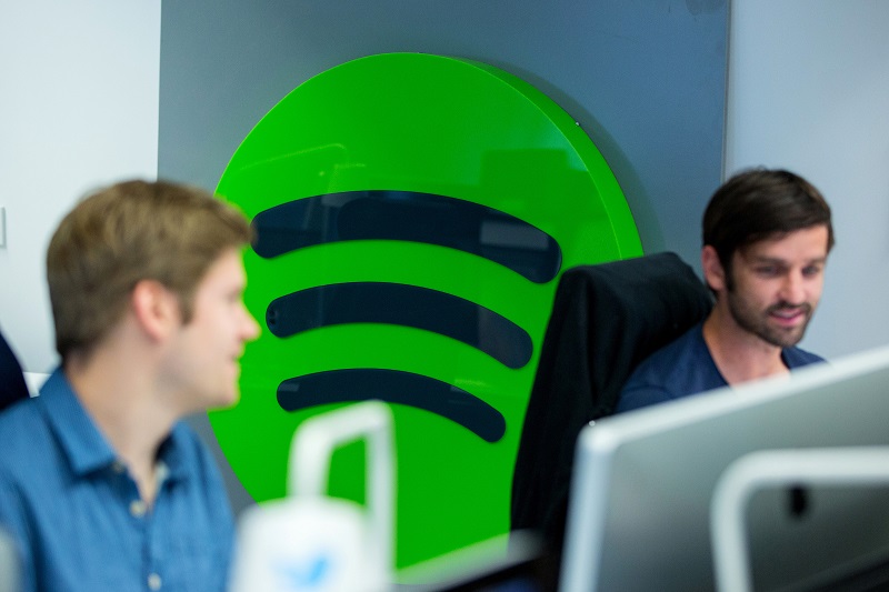 Spotify 被 Apple 用 App Store 政策進行打壓(圖/彭博社)
