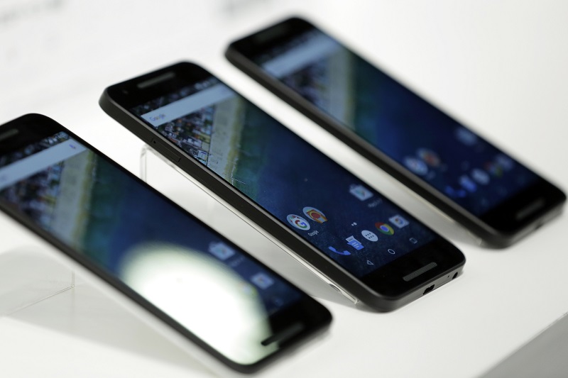 hTC 打造的兩款 Nexus 手機規格陸續曝光(圖/彭博社)