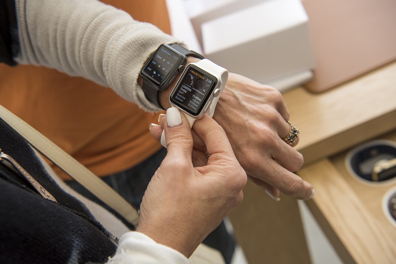 駭客透過穿戴裝置的軌跡數據，就能重建出用戶輸入密碼的軌跡（圖／彭博社）