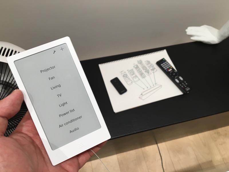 像是可以取代家中所有遙控器的 Huis 電子紙遙控器,也有在這裡展售