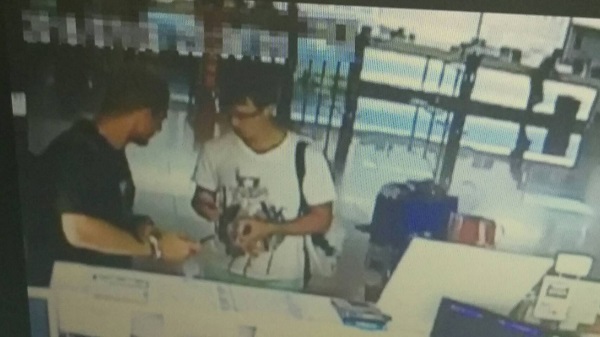 2名外籍嫌犯8日在桃園機場入境並租車,10日前往第一銀行古亭分行,短短5分鐘內在沒有碰觸ATM情形下,竟成功盜領新台幣6百萬元。(翻攝照片)中央社記者朱則瑋傳真