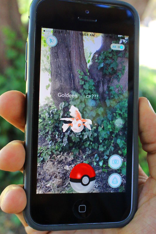 《Pokémon GO》主要結合 GPS 與 AR 擴增實境,在現實社會中捕捉各種虛擬的神奇寶貝(圖片來源/法新)