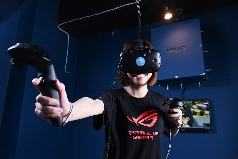 VR 虛擬實境提供用戶完全獨立於真實世界之外的體驗(圖/ASUS)