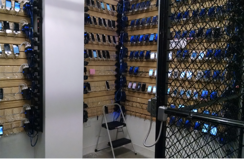 若是有錢一點的,可以搞堵牆這樣做:Facebook 手機測試平台第三階段:The slatwall,大概可以測試 240 支手機(圖片來源/Facebook)