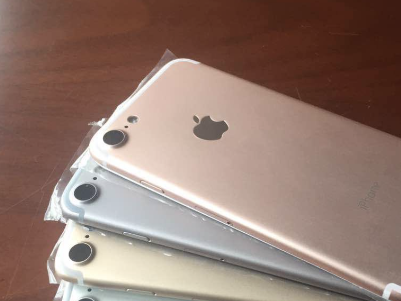 其中可以看到鏡頭部分相當凸起，這可能代表 iPhone 7 的機身厚度變薄，或是增加了光學防手震的能力？（圖片來源／擷取自 MacityNet 網站） 