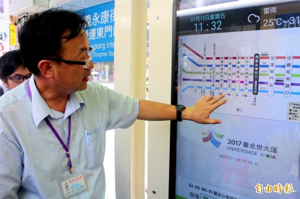 台北市首座戶外智慧型站牌今天上路，公運處副處長尚錦堂今介紹，不僅有無線上網功能，還有公車動態和氣象資訊。（記者郭逸攝）