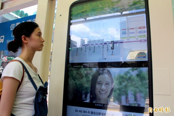 台北市首座戶外智慧型站牌今天上路，不僅有無線上網功能，還有公車動態和氣象資訊。（記者郭逸攝）