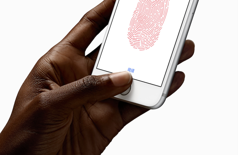 從今年夏天開始,美國消費者將可用 Apple iPhone ,配合 Touch ID 指紋辨識身份認證,不用提款卡就可在 ATM 提款(圖片來源/擷取自蘋果官網)