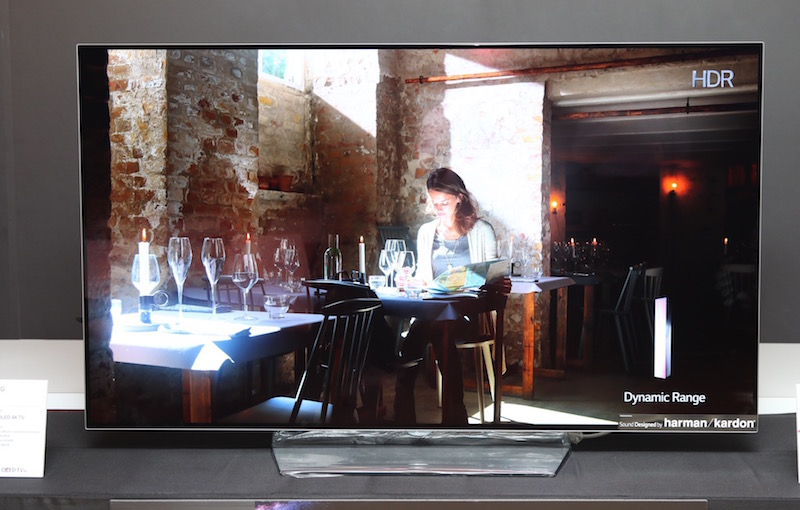 這次 LG 在新款電視上主打  HDR 高畫質體驗,並且強調 OLED 面板較一般 LCD 面板有更佳的黑色顯示效果