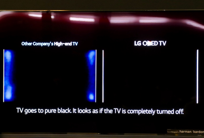 OLED 面版(右)與傳統 LCD 面板(左)的比較