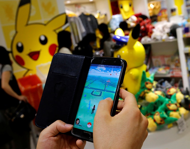 《Pokémon GO》遊戲由於會透過 GPS 定位,因此電量消耗特別大(圖/路透社)