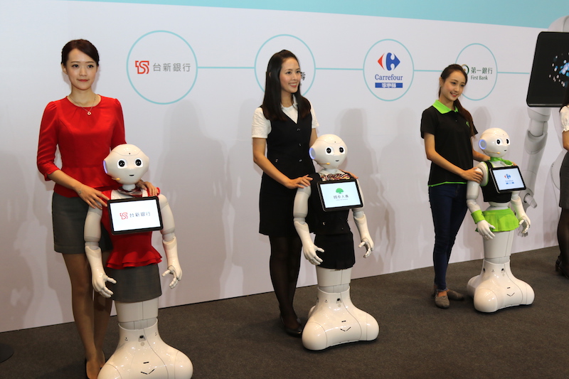 目前已經有包括台新銀行、國泰人壽、家樂福、第一金控以及亞太電信計劃導入 Pepper 機器人進行服務,將在 9 月正式與消費者見面!
