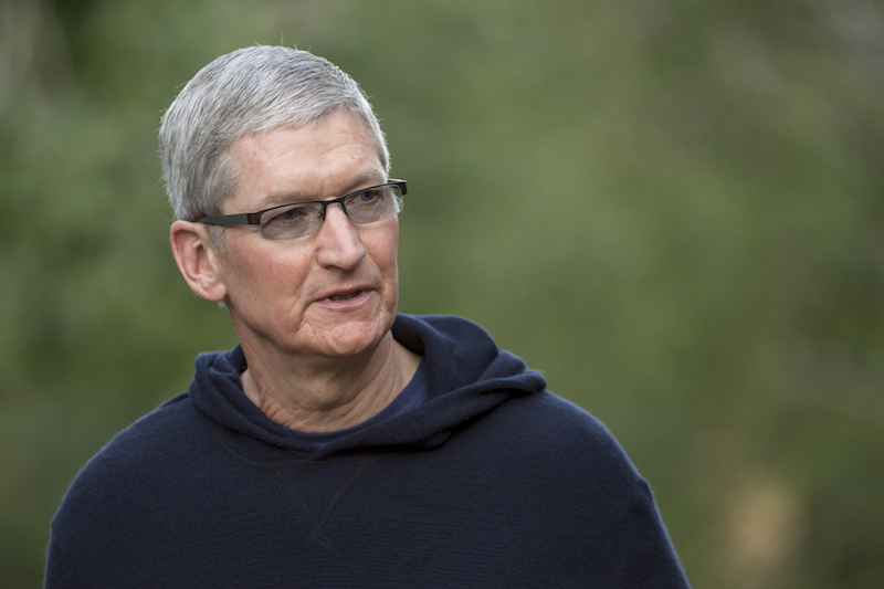 Tim Cook 今年的最大挑戰,可能就是維持 iPhone 系列的銷量不致下滑太多(圖片來源/彭博)