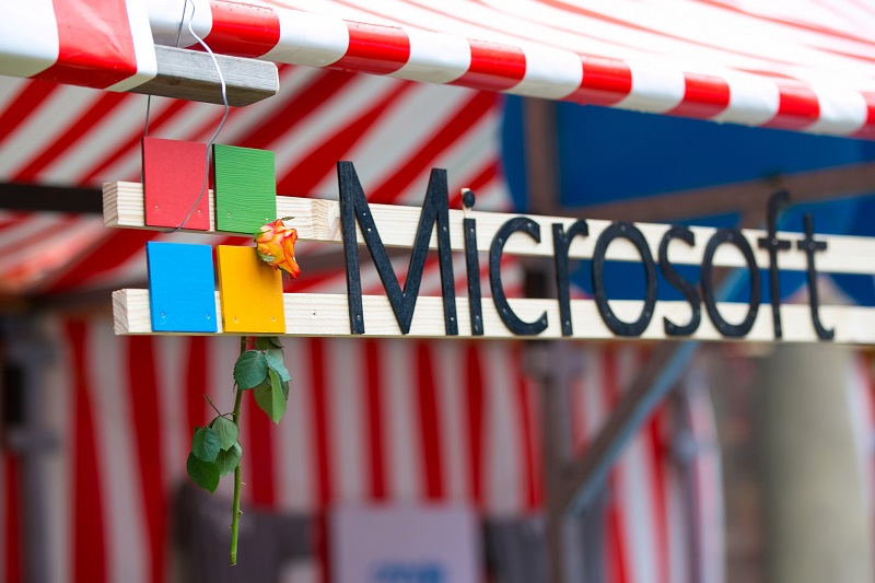 Microsoft 去年一整年已經裁掉 7400 名員工(圖/彭博社)