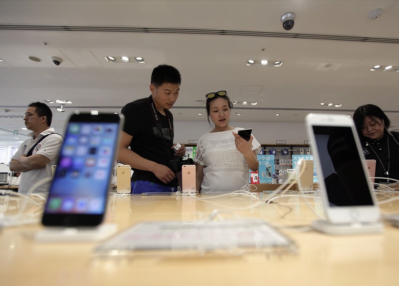 由於 iOS 系統的統一操作介面,讓不少用戶難以離開 Apple 產品(圖/彭博社)