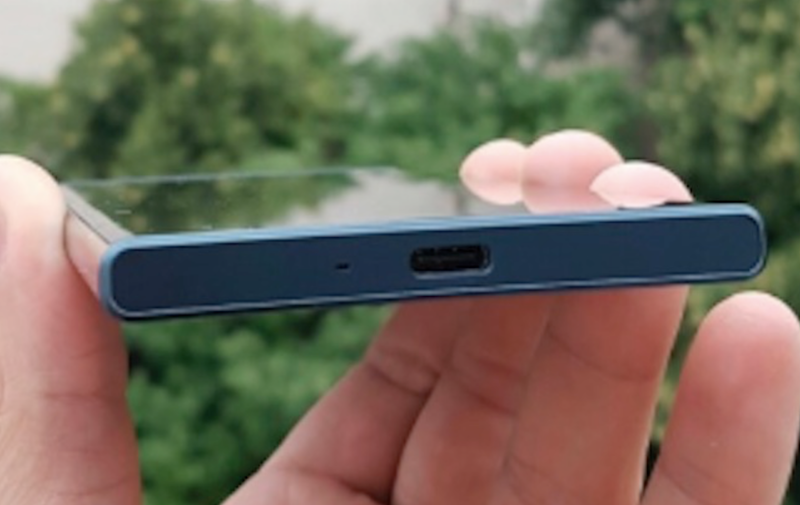 Xperia XR 底部的 UBS Type-C連接埠(圖片來源/擷取自 PhoneArena 網站)