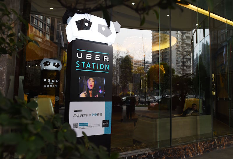 Uber 在中國的挫敗對 Uber 總公司來說並不完全是件壞事(圖為 Uber 在成都的叫車點,圖片來源/法新)
