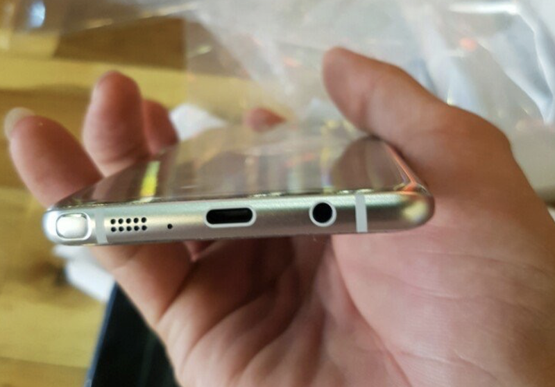Note 7 實機底部,可看出 S Pen 插槽跟 USB Type-C 連接埠(圖片來源/擷取自Steve Hemmerstoffer  Twitter)