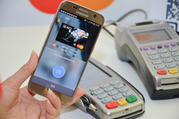 只要透過 t wallet+ App,Android 手機就可以變身一般信用卡使用(圖/記者譚偉晟拍攝)