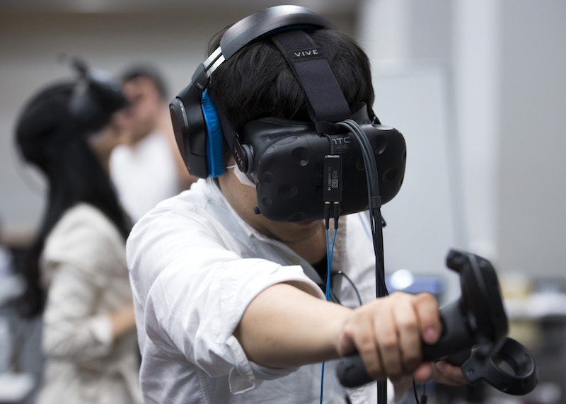 HTC 近來將重心轉移至 VR 虛擬實境這塊市場,開發主力放在 Vive 虛擬眼鏡與相關產業上(圖片來源/彭博)