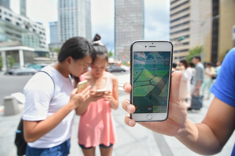 「Pokémon GO」這款遊戲極度耗損手機電力(本報記者方賓照攝)