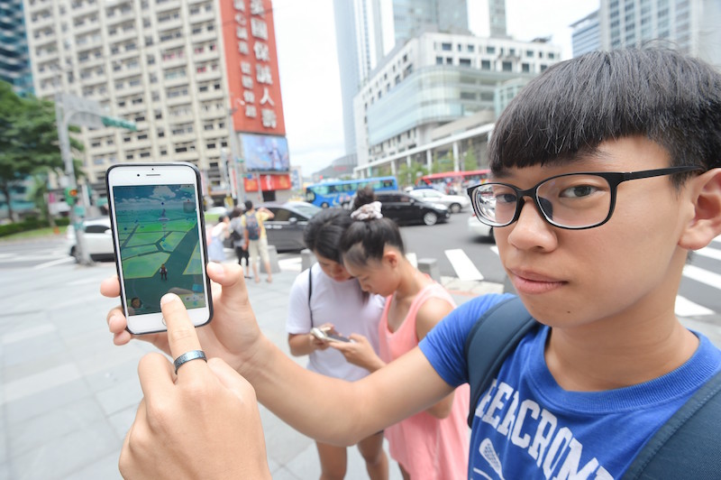 沒有快速充電設計的 iPhone 要怎麼辦?(本報記者王藝菘攝)