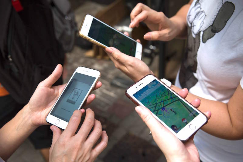雖然《Pokémon GO》是款免費遊戲,但是裡頭有相當多可供玩家購買的道具與武器,這也讓 《Pokémon GO》的 App  內購買金額持續攀高(圖片來源/法新)