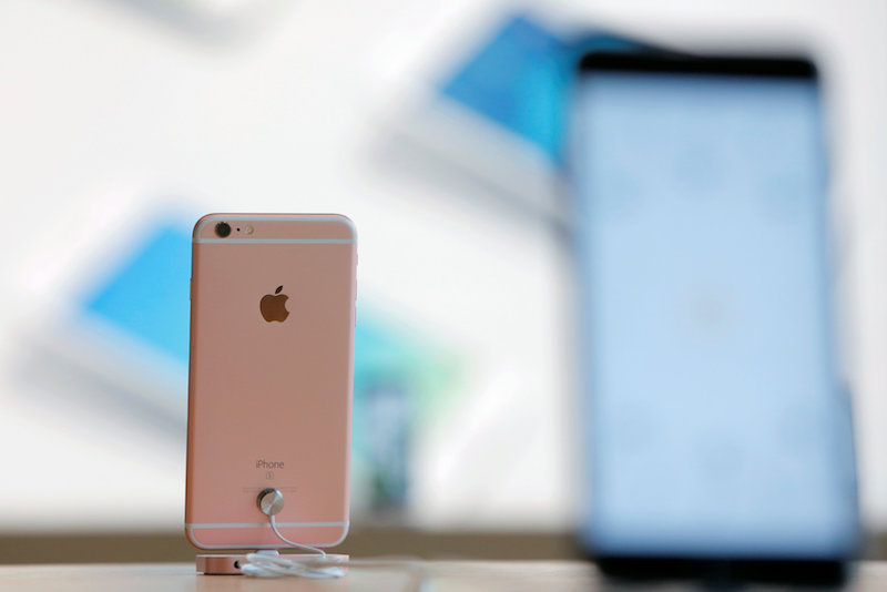 新款 iPhone 將取消 3.5mm 耳機孔的原因竟是為了雙揚聲器的設計?(圖片來源/路透)