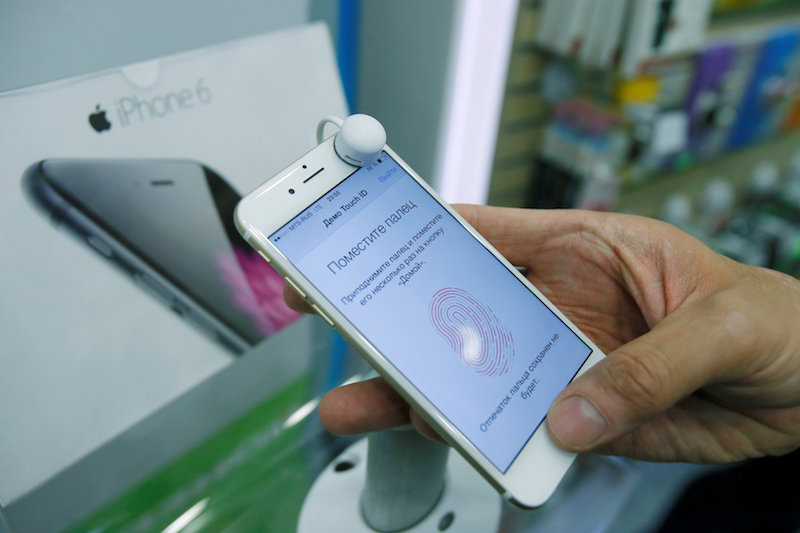 螢幕底下的 Touch ID 指紋辨識器也改為觸碰感應形式,並且加入感壓觸控功能(圖片來源/路透)