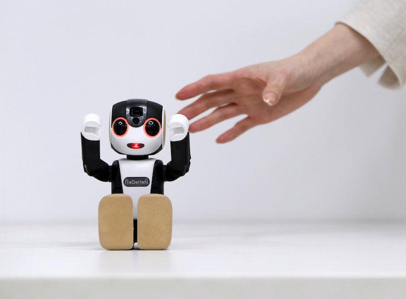 可以跟使用者進行動作互動是 Robohon 的最大特色(圖片來源/路透)