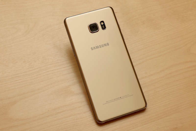 日本媒體報導,明年新款 iPhone 將可能採用如圖中 Samsung Note 7 的強化玻璃機身表面設計