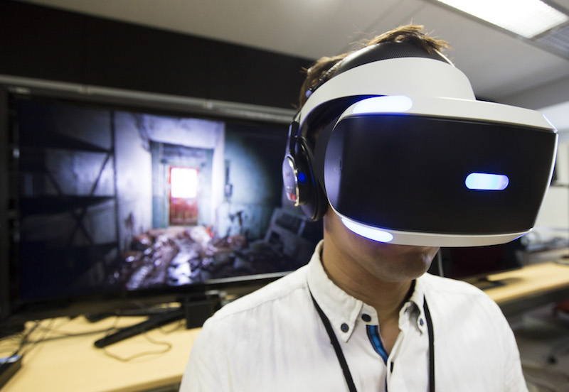 新款 PlayStation 主機將會把 PS VR 虛擬眼鏡的支援列為標準規格(圖片來源/彭博)