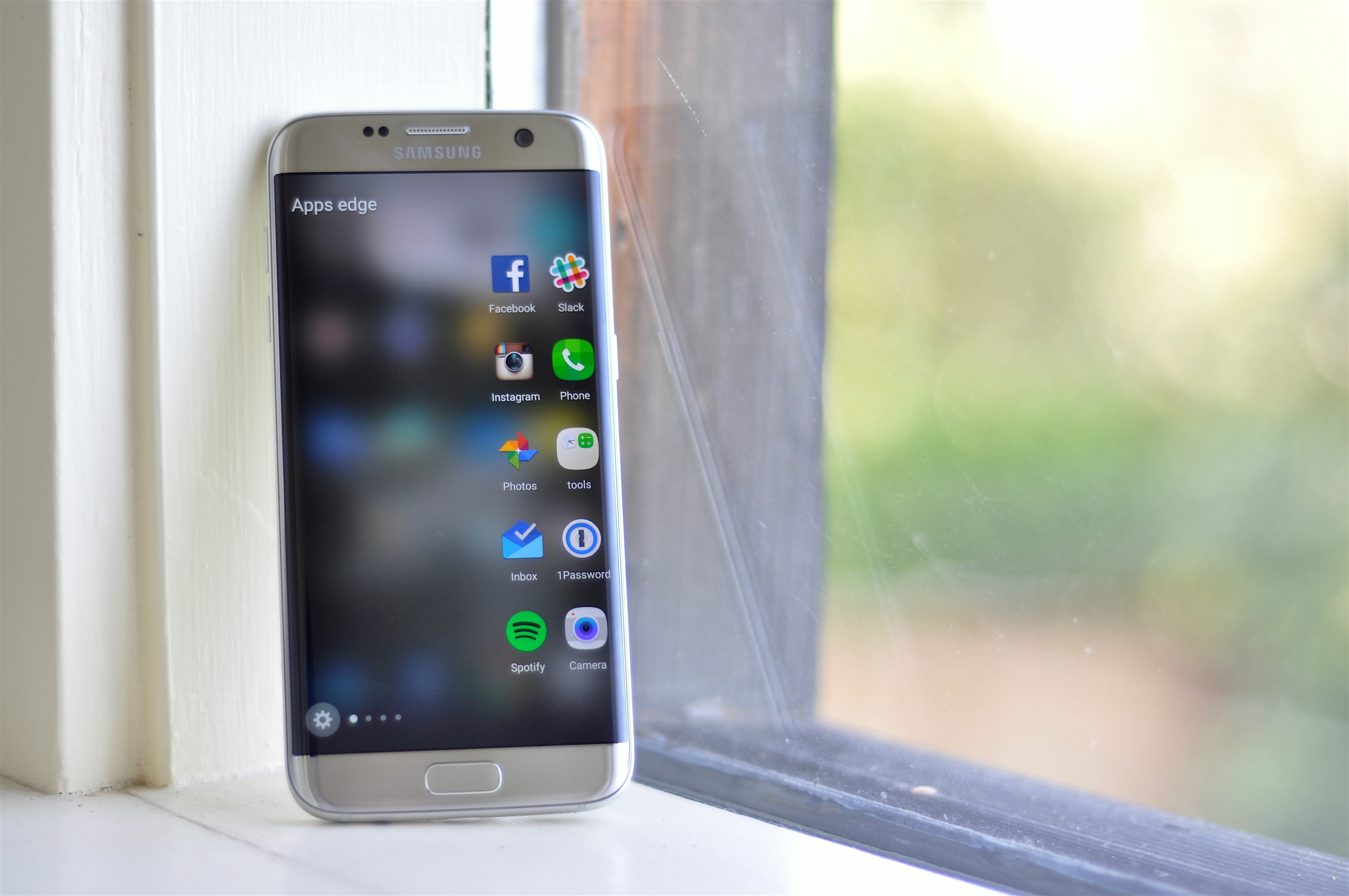 曲線美的機身以及獨特的側邊 App 是 Galaxy S7 獲得大眾青睞的原因之一。(圖片來源/geekwire)