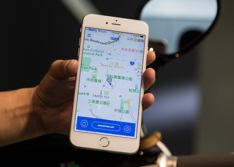 這個關鍵規格就是螢幕解析度,圖中的 iPhone 6s Plus 即便擁有 5.5 吋的大螢幕,解析度仍僅有 1920 x 1080。(圖片來源/彭博)