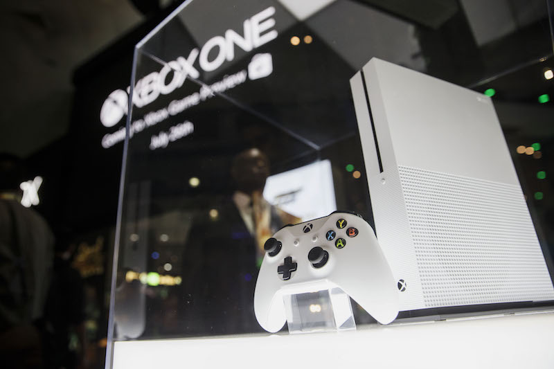 已經在 8 月 2 日率先開賣的 Xbox One S 主機,已傳出限量版本售完的消息(圖片來源/彭博)