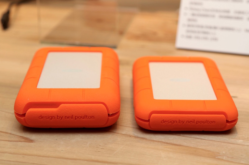 左邊是具有 2 顆硬碟配置的 Rugged RAID,右邊是 Rugged Thunderbolt