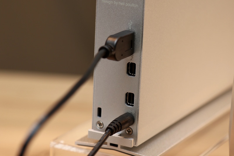 提供 USB 3.0 以及 Thunderbolt 2 介面,並且提供串接功能