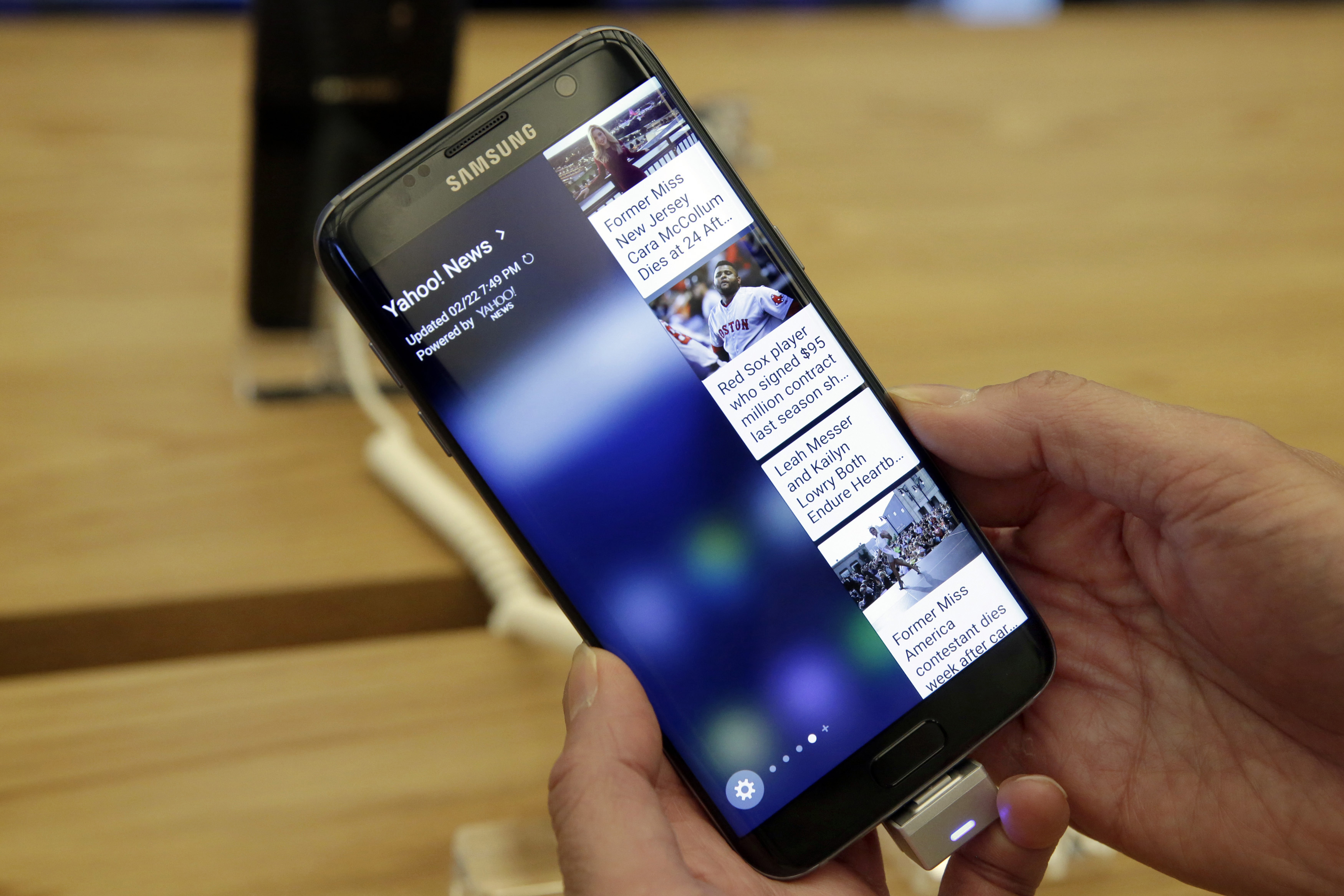 三星 Galaxy S7 Edge 在全球熱賣,曲面螢幕是最大的特色。(圖片來源/美聯社)