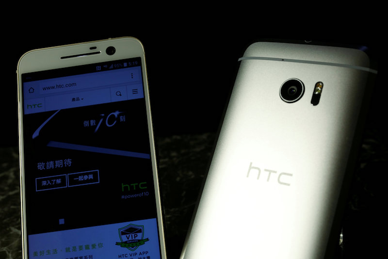 HTC  在今年上半年的重點旗艦機  HTC 10,並未帶給 HTC 10 太多銷售起色(圖片來源/路透)