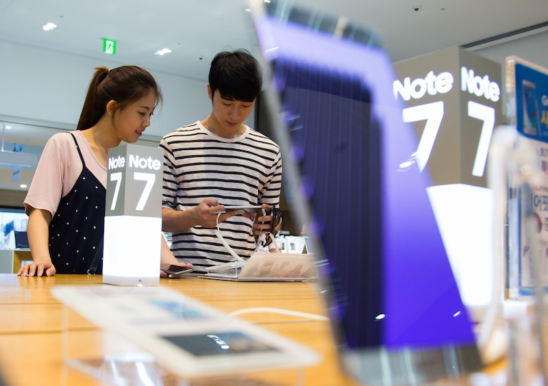 在搭載最新版的作業系統後,Note 7 可說是目前規格最強的 Android 手機(圖片來源/彭博)