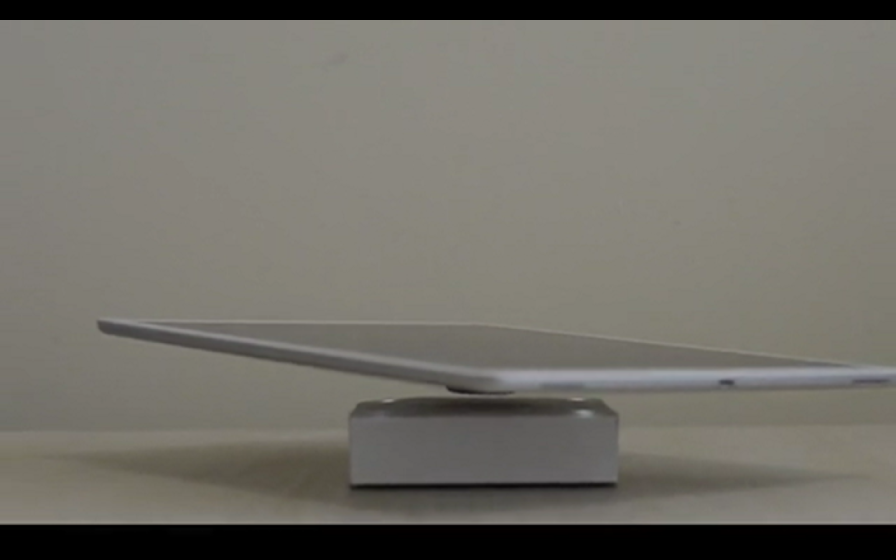甚至連12吋的 iPad Pro 這樣的怪物都能讓它浮起來(圖片來源/kickstarter)