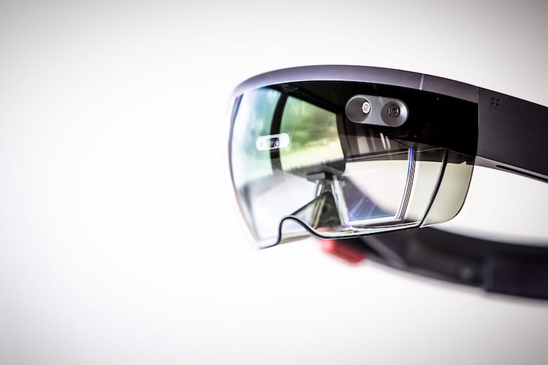 Hololens 上方具有鏡頭可拍攝外界環境物體,透過計算後將結合的虛擬物體投射在眼鏡上,跟現實場景做結合。(圖片來源/歐新)