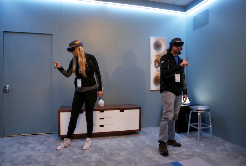 在實際操作上,Hololens 跟全封閉的 VR 眼鏡不同,有更多虛實整合的應用(圖片來源/路透)