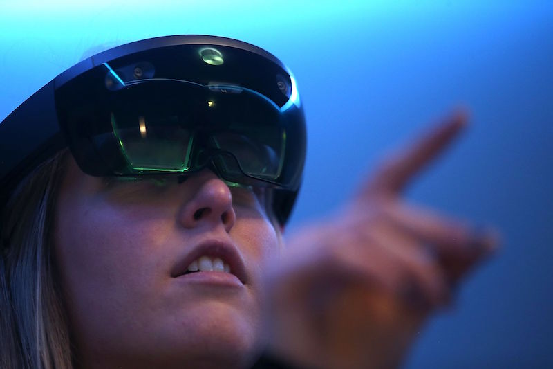 現階段 VR 相關裝置要普及,產品售價與應用仍是一大障礙!(圖片來源/法新)