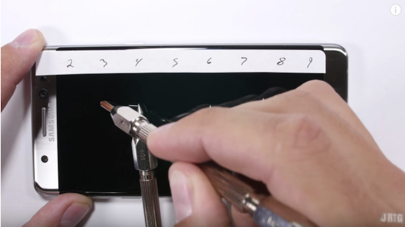 國外網友在硬度 3 的硬針下刮 Gorilla Glass 5 即出現痕跡(圖片來源/擷取自 JerryRigEverything Note 7 Youtube 影片)