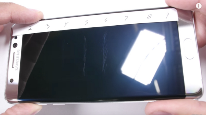 康寧表示這些刮痕可能是硬針材質殘留在螢幕上痕跡,並非 Gorilla Glass 5 的表面刮痕(圖片來源/擷取自 JerryRigEverything Note 7 Youtube 影片)