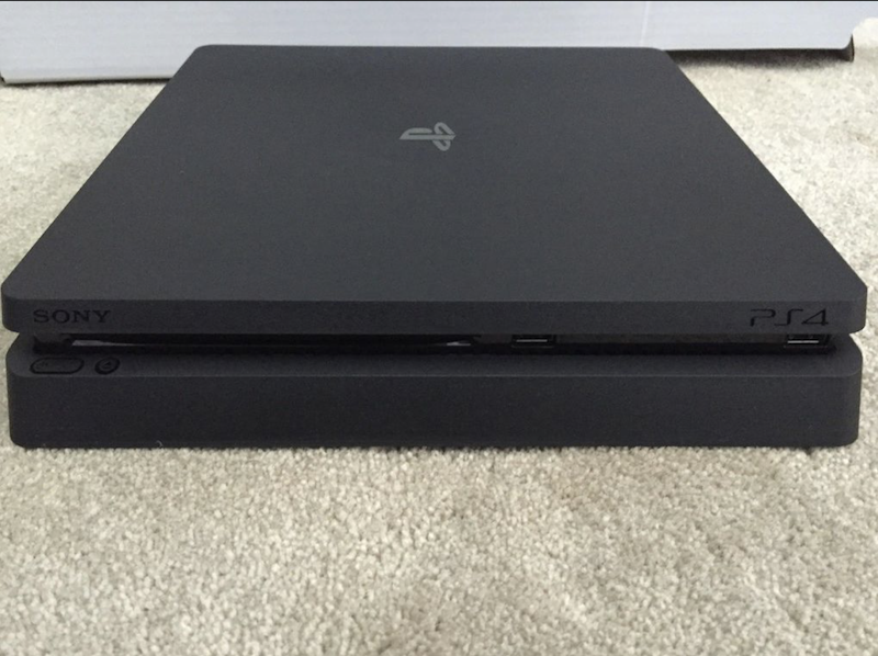 曝光的 Sony 新款主機採用跟競爭對手 XBox One S  相同的薄型化設計(圖片來源/擷取自 The Verge 網站)