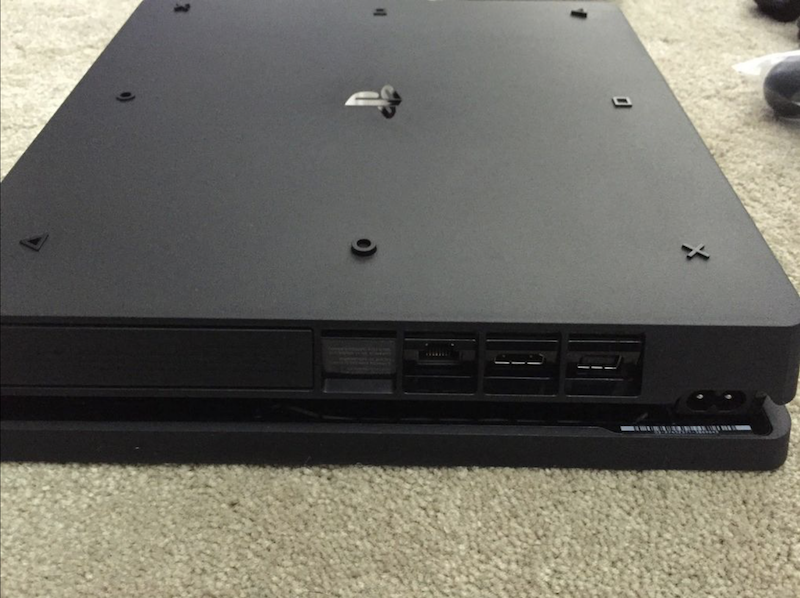 背後的介面端子,可以看出擁有 RJ-45 網路孔(左)、HDMI 連接埠(中)以及 USB 連接埠(右)(圖片來源/擷取自 The Verge 網站)
